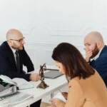 Anwalt für Arbeitsrecht in Hanau berät Mandanten im Büro