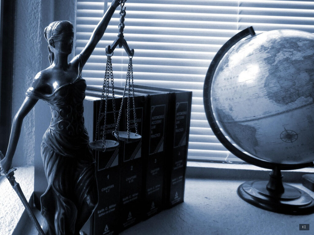 Verhandlungstaktiken: Wie dein Anwalt den Arbeitgeber unter Druck setzt