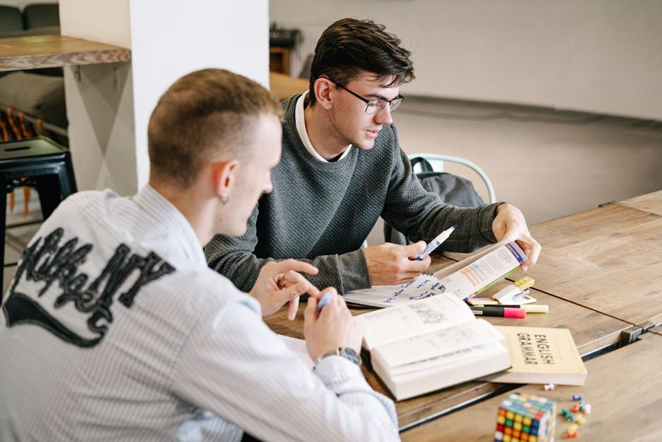Beste Nachhilfe in Hanau – Schüler lernt mit Nachhilfelehrer in der Brüder-Grimm-Stadt