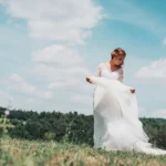 Brautmode in Hanau finden: Dein Guide zum perfekten Brautkleid in der Brüder-Grimm-Stadt Zwei Frauen begutachten ein elegantes Brautkleid im Brautmodengeschäft in Hanau