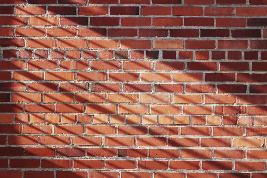 Mann und Frau bauen an einer großen LEGO-Skulptur im Bricks Hanau Store, moderne Innenstadt von Hanau im Hintergrund
