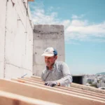 Dachdecker Hanau: 7 Tipps für die richtige Wahl Dachdecker Hanau bei der Arbeit auf einem Hausdach