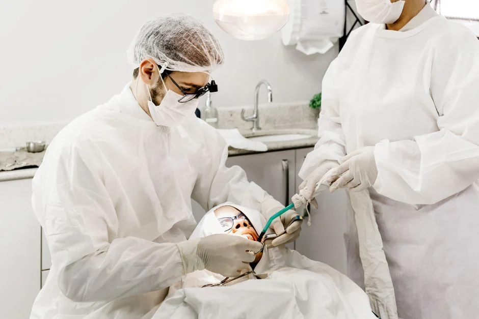 Modernes Behandlungszimmer bei Dein Dental Hanau mit digitaler Technik