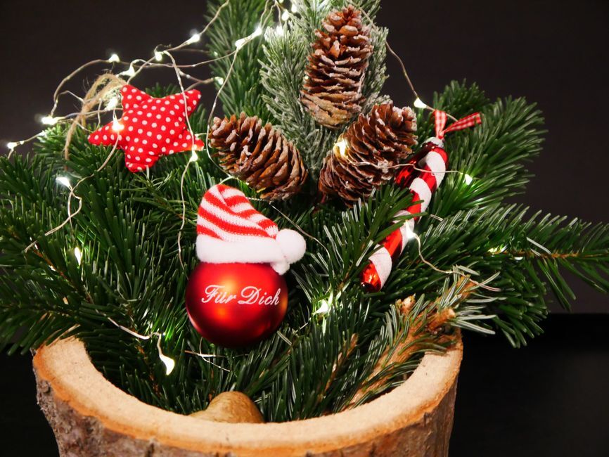 Dekowelt Hanau – Außenansicht des Geschäfts mit weihnachtlicher Dekoration in der Brüder-Grimm-Stadt