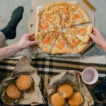 Fast Food Hanau: Dein ultimativer Guide zu Burgern, Döner & Co. in der Brüder-Grimm-Stadt Fast Food Auswahl in Hanau – Döner, Burger und Pommes auf einem Tisch