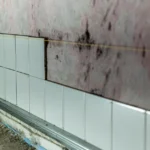 Fliesenleger Hanau: 5 Gründe für die Beauftragung eines Profis Fliesenleger bei der präzisen Verlegung von Großformatfliesen in einem modernen Badezimmer in Hanau
