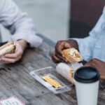 7 unverzichtbare Tipps: Food sharing Hanau – Nachhaltig leben & Geld sparen Food sharing Hanau – Menschen tauschen frische Lebensmittel in einem Gemeinschaftsgarten aus