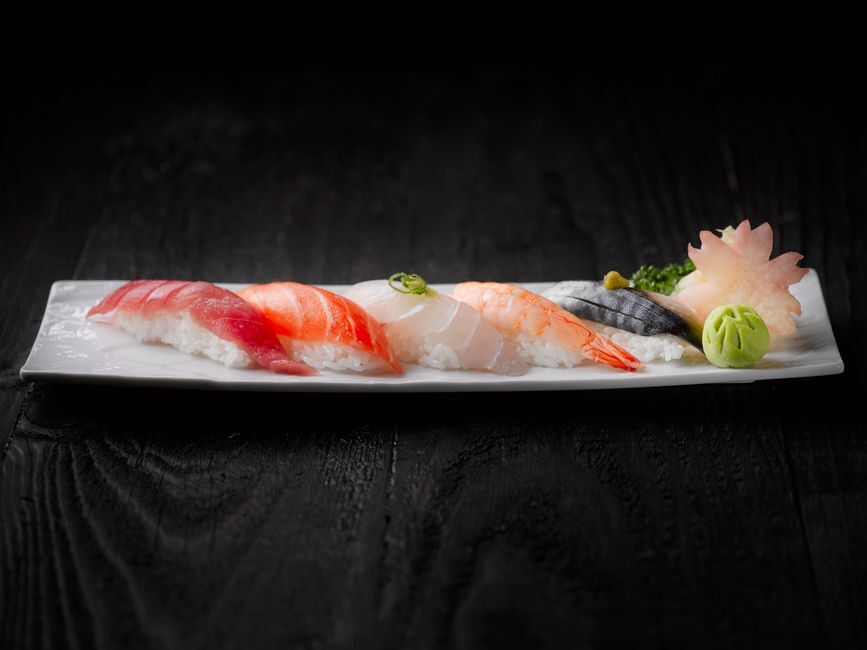 Gifuto Sushi Hanau Teller mit verschiedenen Sushi-Rollen und Sojaschälchen