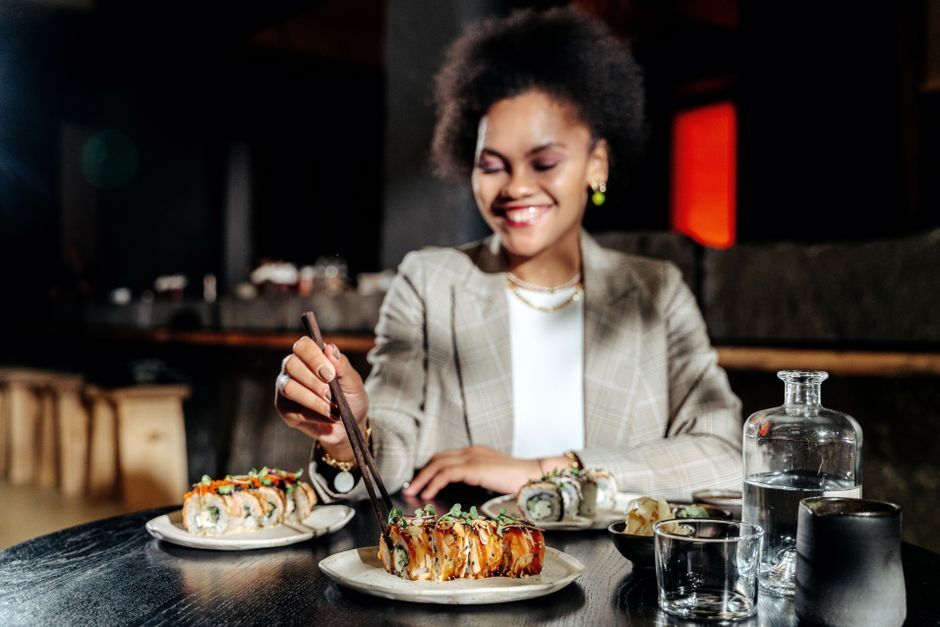 Nahe Aufnahme einer Philadelphia Roll mit Lachs und Frischkäse auf einem Holzteller