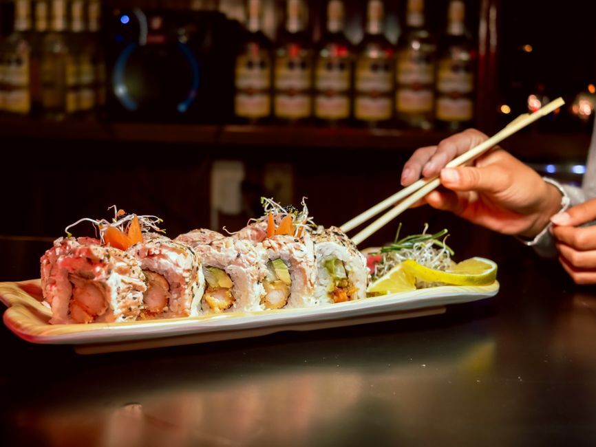 Innenraum von Gifuto Sushi Hanau mit Sushi-Tresen und japanischer Dekoration