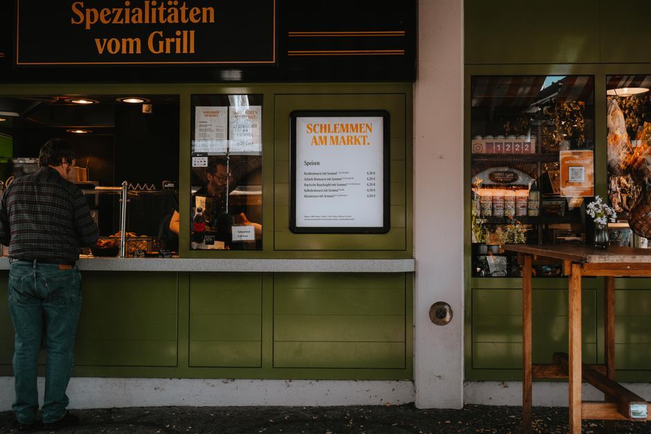 Saftiger Hähnchengrill auf einem Holzkohlegrill am Mainufer in Hanau mit Blick auf die Brüder-Grimm-Stadt