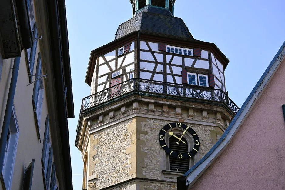 Goldmünzen und Barren auf Waage bei Goldankauf in Hanau