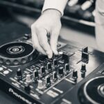 Professioneller Hochzeit-DJ Hanau auf einer Tanzfläche mit Brautpaar und Gästen