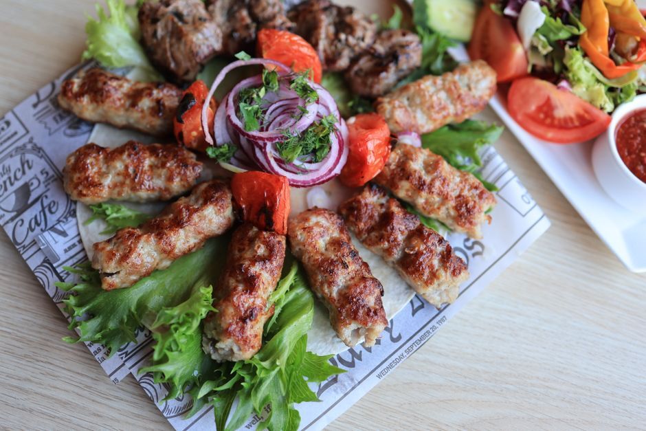 Kebab Connection Hanau – leckerer Döner Teller mit Pommes und Salat in der Brüder-Grimm-Stadt