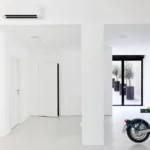 Klimaanlage in Hanau für kühle Köpfe und noch kühlere Räume Moderne Split-Klimaanlage an der Fassade eines Einfamilienhauses in Hanau an einem heißen Sommertag