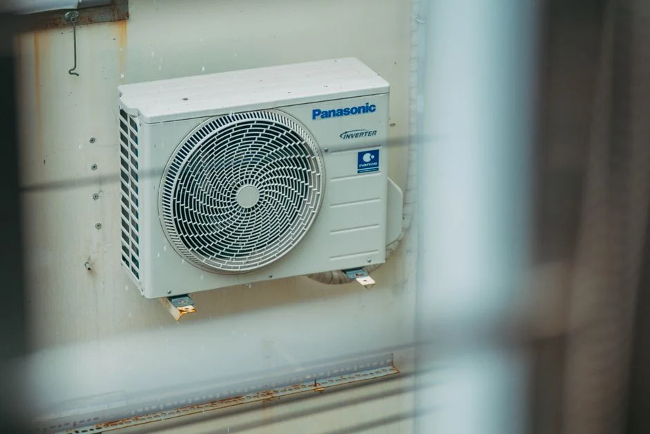 Split-Klimaanlage an einem typischen Hanauer Mehrfamilienhaus installiert