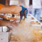 7 Gründe: Mein lieber Döner in Hanau – Jetzt testen! Saftiger Döner mit frischem Salat und Soße auf einem Holzbrett – mein lieber Döner in Hanau