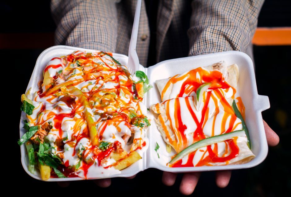 Bunte Auswahl an selbstgemachten Soßen und frischem Gemüse für den Döner – mein lieber Döner in Hanau