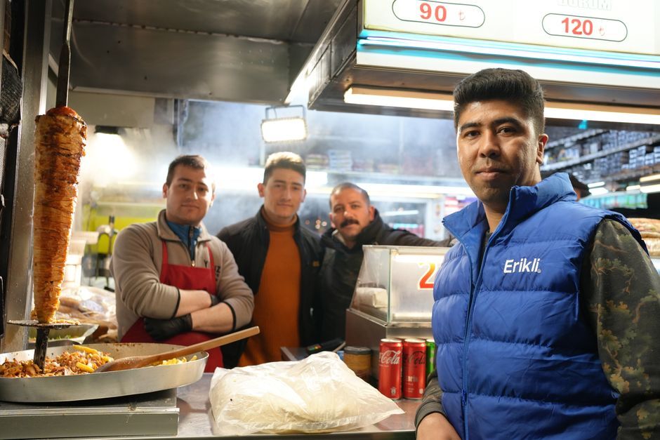 Close‑up vom gewürzten Dönerfleisch auf dem Grill – mein lieber Döner in Hanau