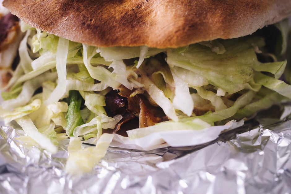 Saftiger Döner mit frischem Salat und Soße auf einem Holzbrett – mein lieber Döner in Hanau