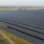 PV Hanau: 7 Dinge, die du vor der Solaranlage wissen musst Photovoltaikanlage auf einem Dach in Hanau mit Blick auf die Stadt und den Main