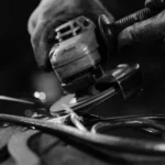 Schlosser Hanau: 5 Leistungen vom Profi für Metall & Sicherheit Schlosser in Hanau bei Metallbau-Arbeiten an einem Tor
