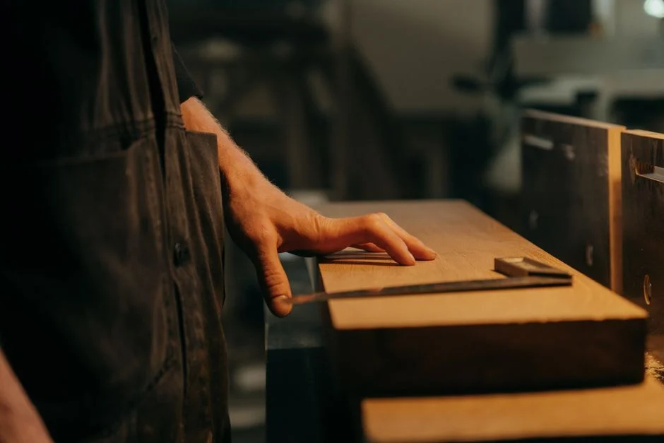 Handgefertigtes Holzstück in unserer Werkstatt