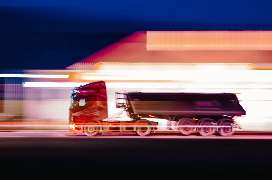 LKW einer Spedition auf der B45 bei Hanau mit Blick auf die Brüder-Grimm-Stadt