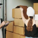 Umzugsunternehmen Hanau – professionelles Umzugsteam mit LKW vor historischem Hanauer Schloss